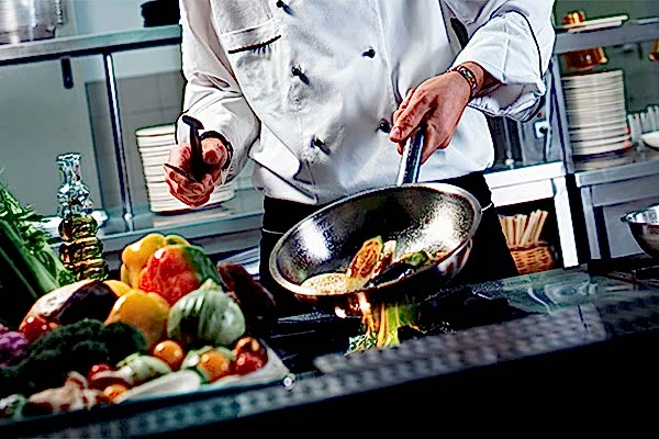 Pizza hazırlık tezgahı ve soğuk dolaplı çalışma istasyonu